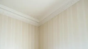 jak wykończyć tapetę przy suficie
